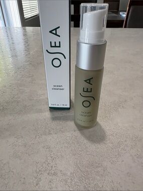 Sea Ocean Cleanser - Green and White Pump Bottle